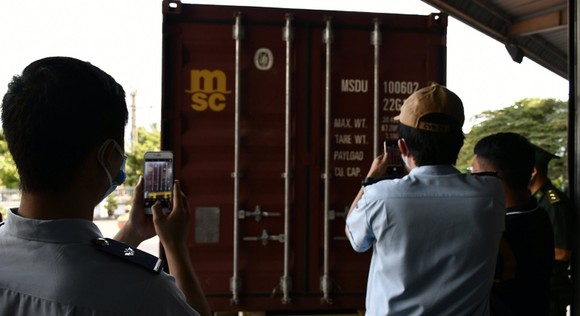 Đà Nẵng bắt giữ container chứa sừng tê giác và xương động vật từ Nam Phi ảnh 3