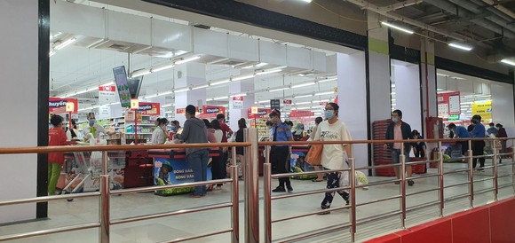 Đà Nẵng: Người dân tất bật trước giờ siết chặt phòng chống dịch Covid-19 ảnh 4