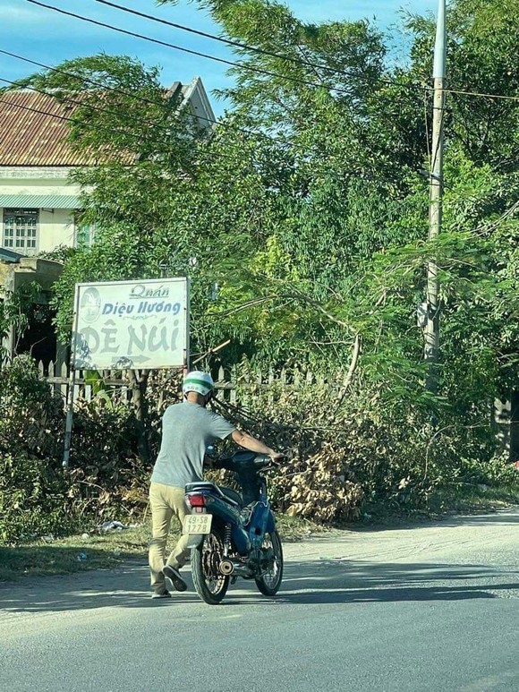 Hành trình gian truân của bé trai 10 ngày tuổi cùng ba mẹ vượt cả ngàn cây số về quê bằng xe máy ảnh 2