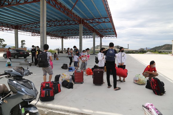 Vụ 23 người từ TPHCM về Huế bị buộc quay đầu: Huế tiếp nhận người trở lại ảnh 1