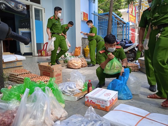 Công an Đà Nẵng mở 30 container phục vụ hàng thiết yếu giá rẻ cho người dân ảnh 29
