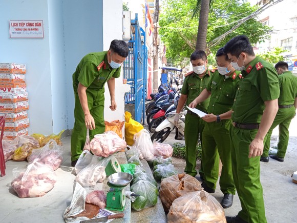 Công an Đà Nẵng mở 30 container phục vụ hàng thiết yếu giá rẻ cho người dân ảnh 30