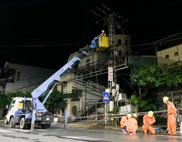 Khôi phục cấp điện cho 3.461 trạm biến áp do ảnh hưởng của bão số 5 ảnh 1