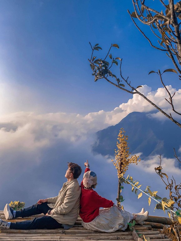 Giới trẻ ngỡ ngàng trước vẻ đẹp Fansipan mùa Xuân ảnh 1