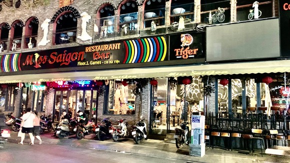 Phố Tây Bùi Viện vắng vẻ trong ngày đầu 'đóng cửa' hoạt động vui chơi, giải trí ảnh 3