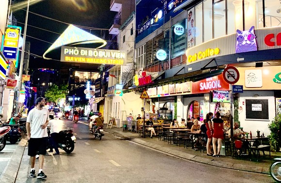Phố Tây Bùi Viện vắng vẻ trong ngày đầu 'đóng cửa' hoạt động vui chơi, giải trí ảnh 1
