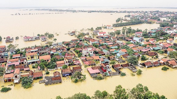 Chung tay sẻ chia khó khăn cùng người dân vũng lũ miền Trung ảnh 1