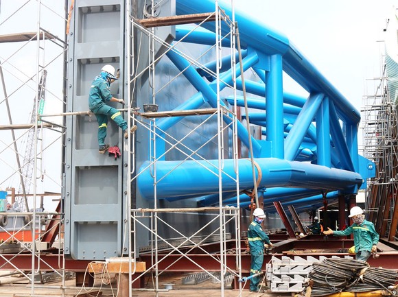Sôi động công trình ngăn mặn ngàn tỷ ảnh 2