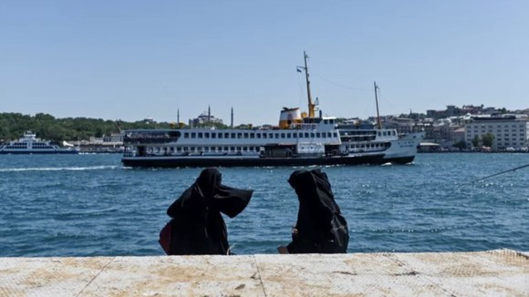 Tàu chở dầu khổng lồ mất lái, eo biển Bosphorus ngừng hoạt động ảnh 1