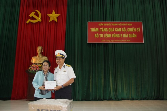 Bàn giao Nhà CLB Thủy thủ Vùng 5 Hải quân do TPHCM xây tặng ảnh 3