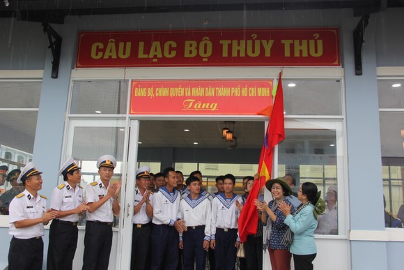 Bàn giao Nhà CLB Thủy thủ Vùng 5 Hải quân do TPHCM xây tặng ảnh 4
