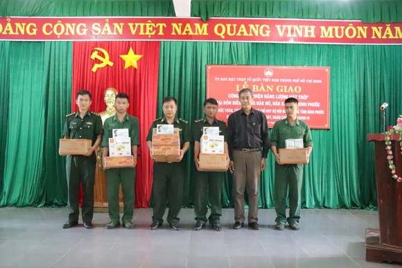 Bàn giao công trình điện năng lượng mặt trời tặng Biên phòng tỉnh Bình Phước ảnh 2