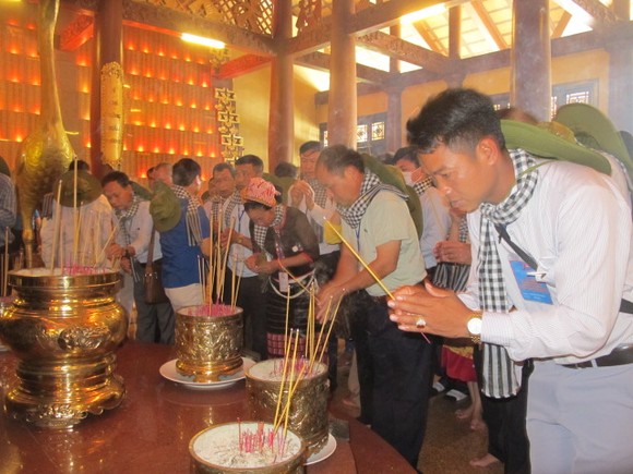 Đoàn đại biểu già làng, trưởng bản tiêu biểu các tỉnh biên giới phía Bắc dâng hương đền Bến Dược ảnh 2