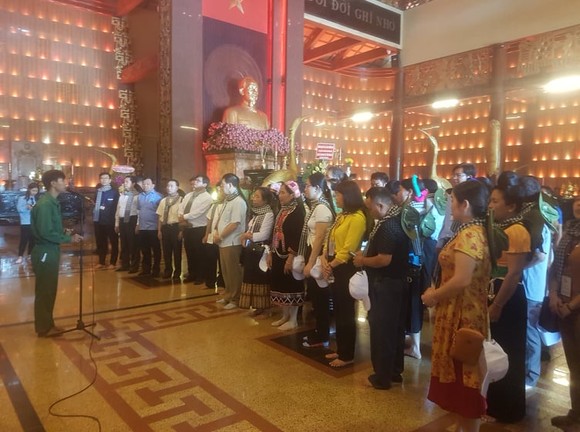 Đoàn đại biểu già làng, trưởng bản tiêu biểu các tỉnh biên giới phía Bắc dâng hương đền Bến Dược ảnh 3