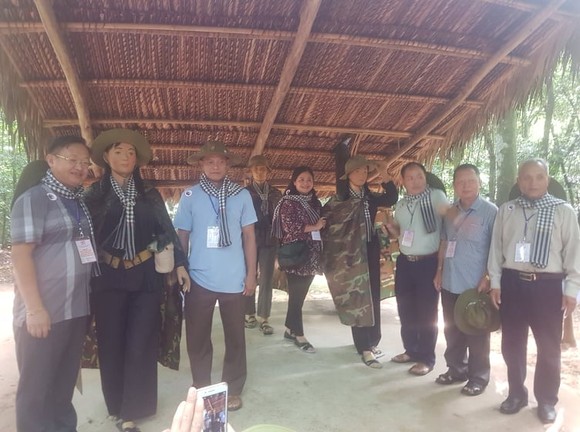 Đoàn đại biểu già làng, trưởng bản tiêu biểu các tỉnh biên giới phía Bắc dâng hương đền Bến Dược ảnh 4