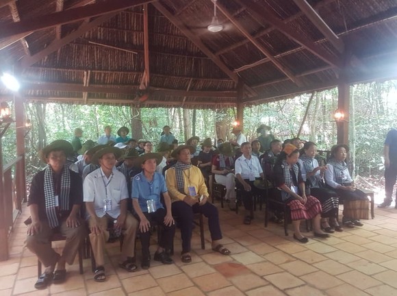 Đoàn đại biểu già làng, trưởng bản tiêu biểu các tỉnh biên giới phía Bắc dâng hương đền Bến Dược ảnh 5