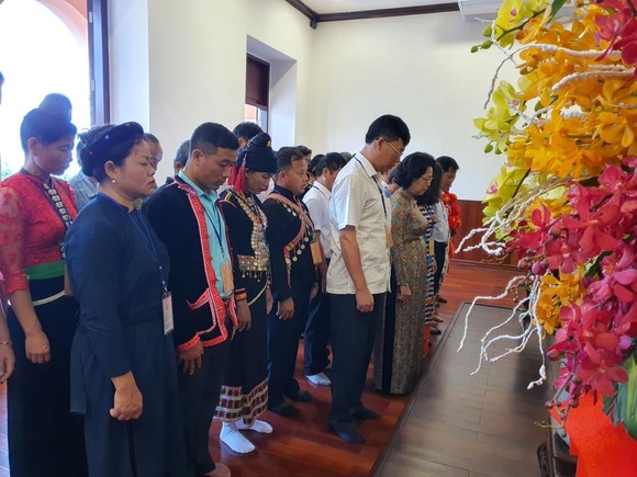 Đoàn đại biểu già làng, trưởng bản tiêu biểu vùng biên giới phía Bắc dâng hương tưởng niệm Chủ tịch Hồ Chí Minh ảnh 1