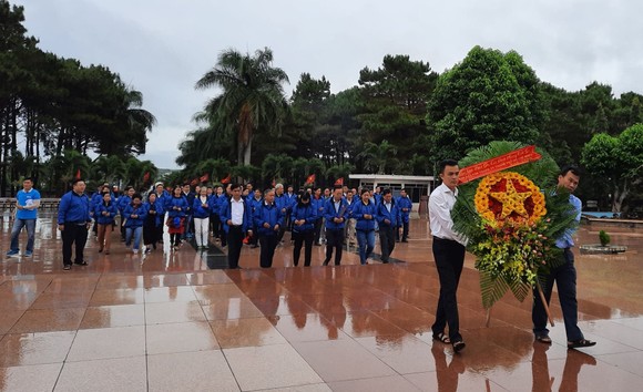 Đoàn cán bộ dân vận tiêu biểu TPHCM dâng hương tại Nghĩa trang liệt sĩ Đắk Lắk ảnh 1