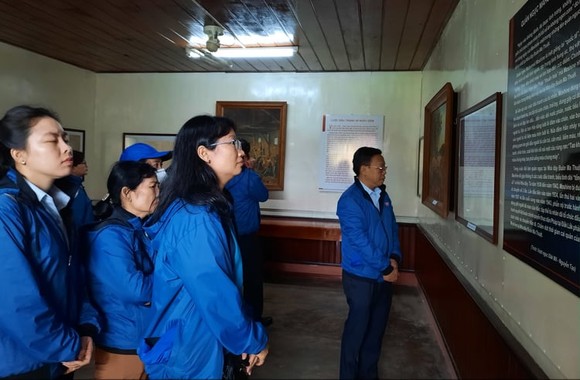 Đoàn cán bộ dân vận tiêu biểu TPHCM dâng hương tại Nghĩa trang liệt sĩ Đắk Lắk ảnh 4