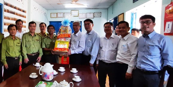 Đoàn lãnh đạo TPHCM thăm, chúc tết các đơn vị ảnh 2