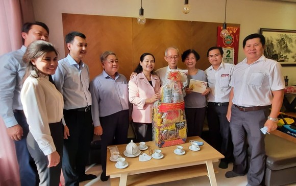Đoàn lãnh đạo TPHCM thăm, chúc tết gia đình chính sách, hộ nghèo ảnh 3