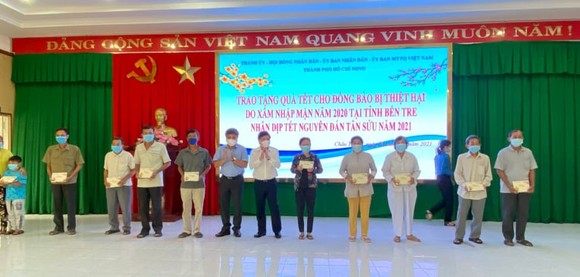 TPHCM hỗ trợ tỉnh Bến Tre 1 tỷ đồng chăm lo người dân vùng hạn hán, xâm nhập mặn ảnh 1