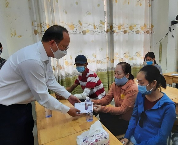 Lãnh đạo TPHCM thăm hỏi, chia buồn gia đình các nạn nhân trong vụ cháy tại quận 11 ảnh 1