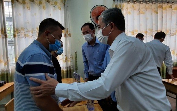 Lãnh đạo TPHCM thăm hỏi, chia buồn gia đình các nạn nhân trong vụ cháy tại quận 11 ảnh 2