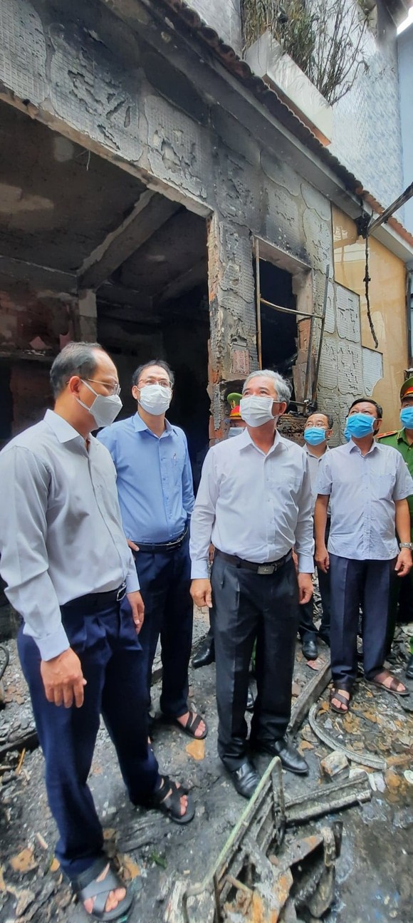 Lãnh đạo TPHCM thăm hỏi, chia buồn gia đình các nạn nhân trong vụ cháy tại quận 11 ảnh 4