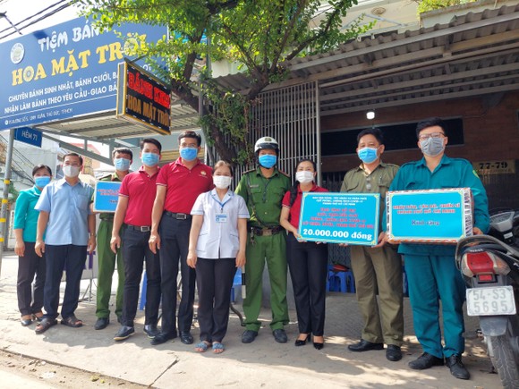Ủy ban MTTQ Việt Nam TPHCM thăm, động viên các chốt trạm phòng, chống dịch Covid-19 ảnh 2