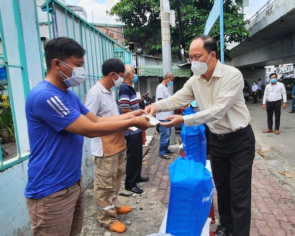 Lãnh đạo Thành ủy TPHCM thăm, động viên các hộ dân bị mất nhà trong vụ cháy ở quận 8 ảnh 1