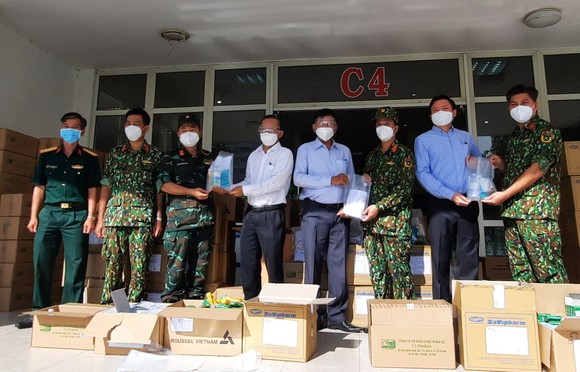 Lãnh đạo TPHCM ghi nhận, đánh giá cao sự đóng góp của lực lượng tuyến đầu phòng, chống dịch Covid-19 ảnh 1