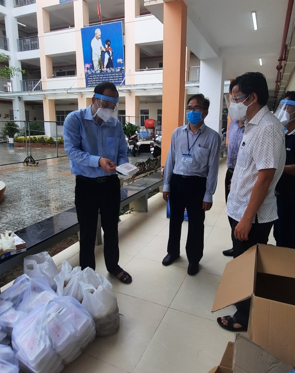 Bảo đảm công tác hậu cần, chăm lo đời sống người dân trong các khu phong tỏa, cơ sở điều trị Covid-19 ảnh 4