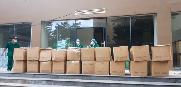 Nhiều cá nhân, doanh nghiệp hỗ trợ hơn 3 tỷ đồng trang thiết bị y tế, hàng hóa cho các cơ sở điều trị Covid-19 ảnh 1