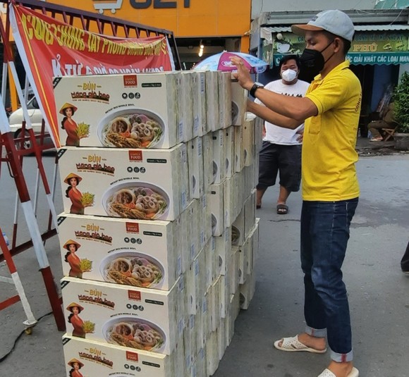 Nhiều cá nhân, doanh nghiệp hỗ trợ hơn 3 tỷ đồng trang thiết bị y tế, hàng hóa cho các cơ sở điều trị Covid-19 ảnh 3