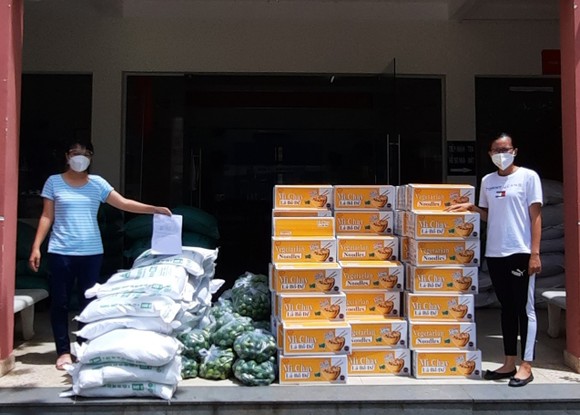 Hơn 1.000 phần quà hỗ trợ công nhân lao động trong các khu trọ ảnh 1