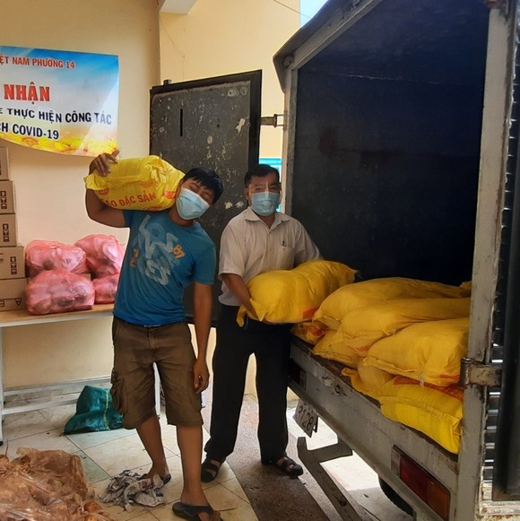 Hơn 1.000 phần quà hỗ trợ công nhân lao động trong các khu trọ ảnh 4