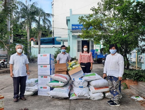 Tặng 400 túi thuốc an sinh hỗ trợ người F0 tại huyện Nhà Bè ảnh 1