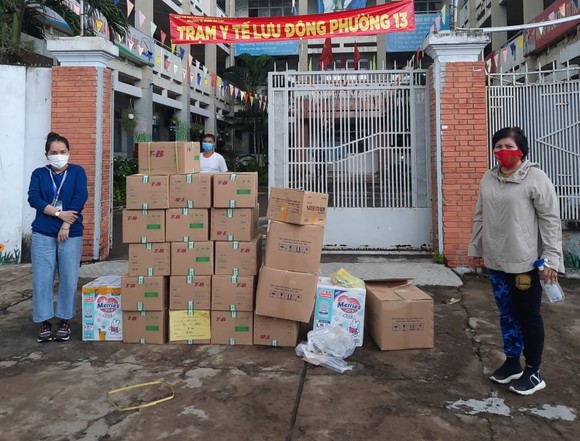 Trao tặng 5.500 túi thuốc đến các F0 cách ly tại nhà ảnh 2