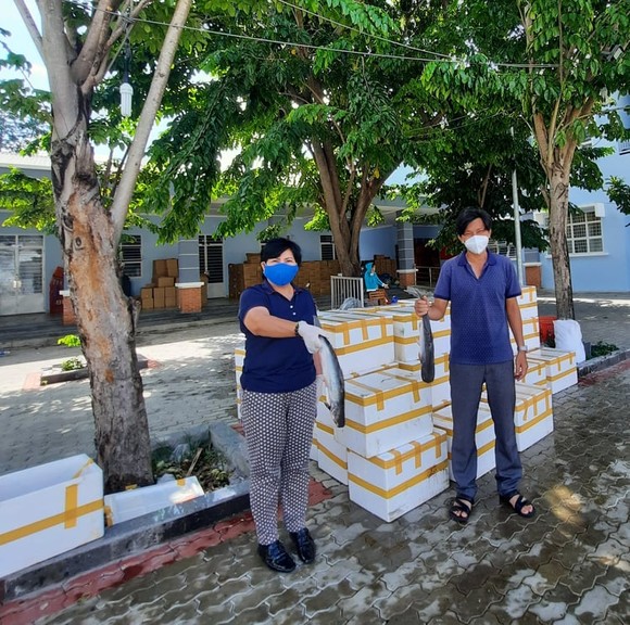 Tặng bệnh nhân Covid-19 trên địa bàn huyện Nhà Bè 3 tấn cá tươi ảnh 1