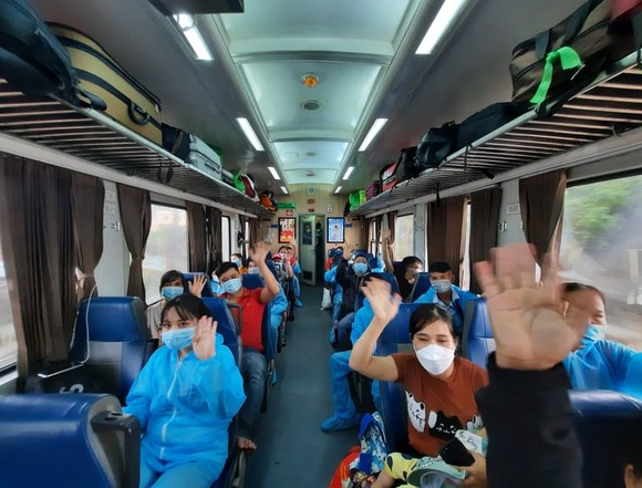 Đưa hơn 600 bà con từ TPHCM và Đồng Nai về quê Tuyên Quang ảnh 4
