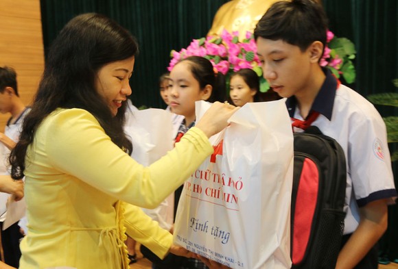 Trao “Trợ cấp học tập”, tặng học bổng cho 94 học sinh nghèo hiếu học ảnh 1