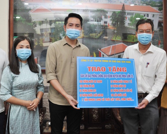 Trao tặng nhu yếu phẩm phòng chống dịch Covid-19 ảnh 2
