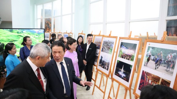 Khai mạc triển lãm ảnh và phim phóng sự - tài liệu trong Cộng đồng ASEAN ảnh 2