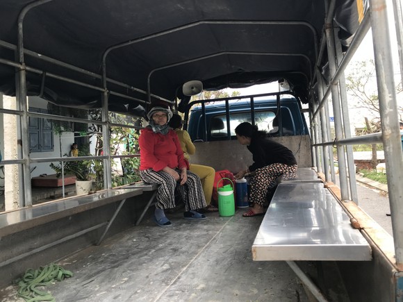 Di dời dân, chằng chống nhà cửa trước cơn bão số 13 ảnh 7