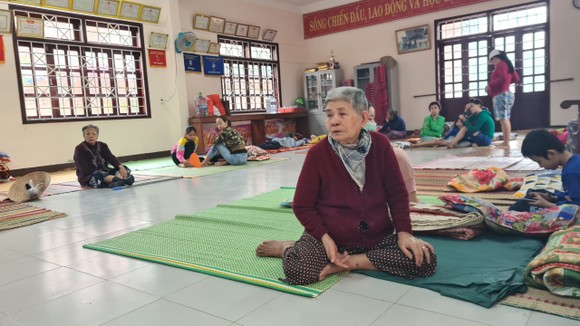 Di dời dân, chằng chống nhà cửa trước cơn bão số 13 ảnh 6