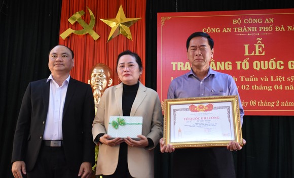 Trao bằng 'Tổ quốc ghi công' cho thân nhân hai đồng chí công an hy sinh khi làm nhiệm vụ ảnh 1