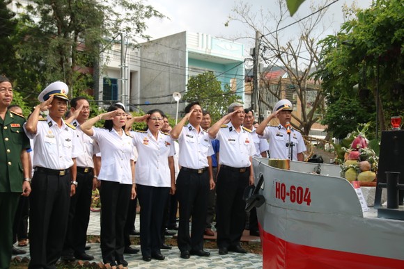 Dâng hương tưởng nhớ 64 anh hùng liệt sĩ Gạc Ma ảnh 1