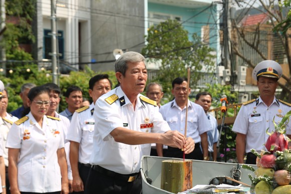 Dâng hương tưởng nhớ 64 anh hùng liệt sĩ Gạc Ma ảnh 3