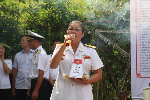 Dâng hương tưởng nhớ 64 anh hùng liệt sĩ Gạc Ma ảnh 5